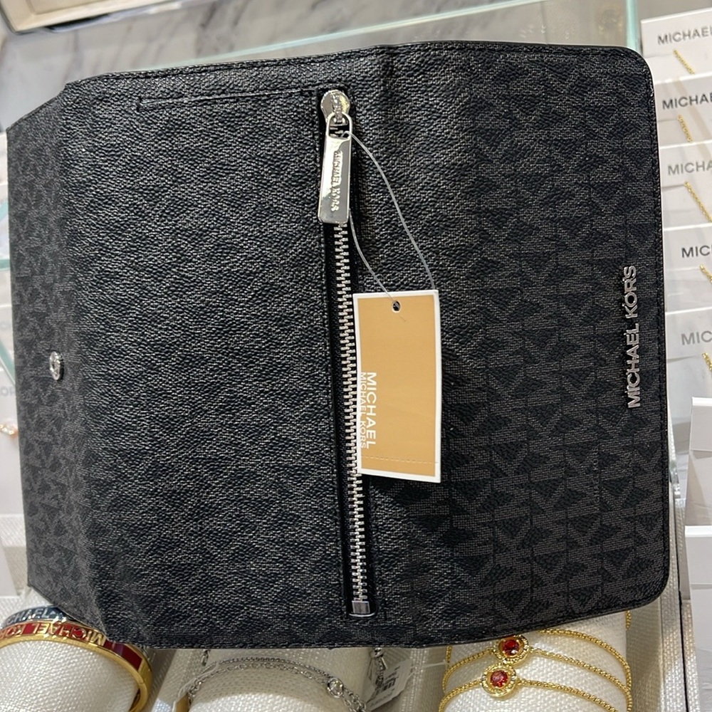 Michael Kors Jet Set Large Signature Logo Tri-Fold Wallet
Black 
NWT - Picture 14 of 16